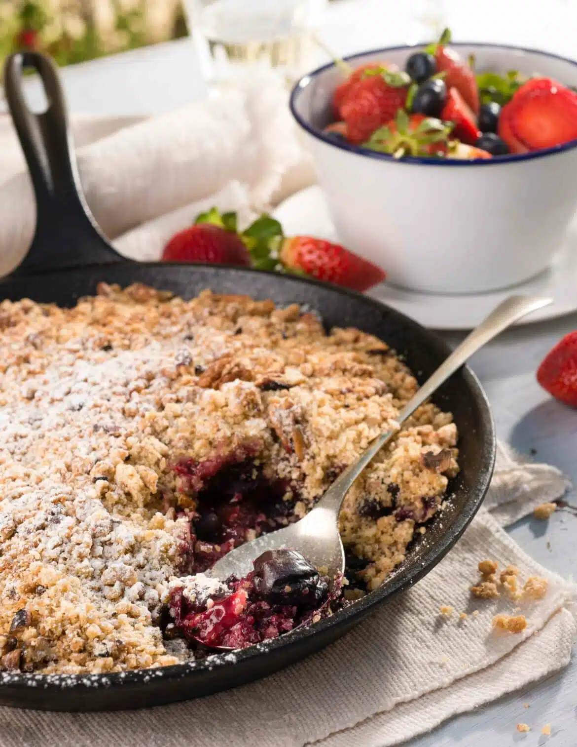 Berry and pecan crumble